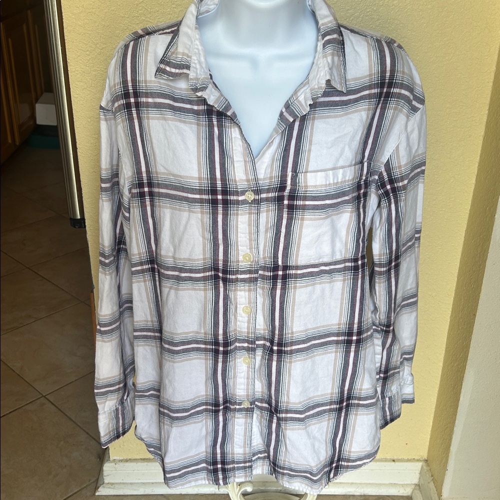 Old Navy plaid button down shirt/ boyfriend style/ long sleeve